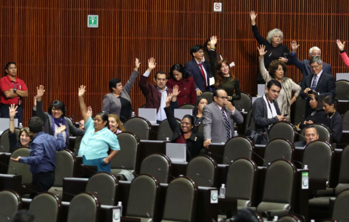 Congreso aprueba aumentos salarial a funcionarios públicos