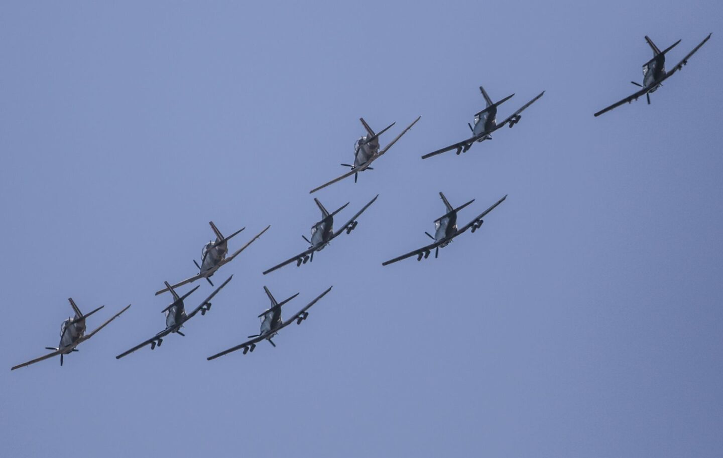 HERMOSILLO, SONORA, 10FEBRERO2016.- Aviones militares protagonizan un espectáculo aéreo por los festejos del 101 aniversario de la Fuerza Aérea Mexicana, celebrado en la Base Aérea Militar nº18, y los cuales fueron encabezados por el Jefe de Ejecutivo Enrique Peña Nieto.FOTO: MARGARITA GARCÍA /CUARTOSCURO.COM