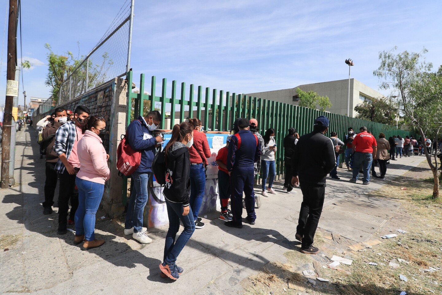 OPS dice que casos de covid-19 casi se duplicaron en última semana en América