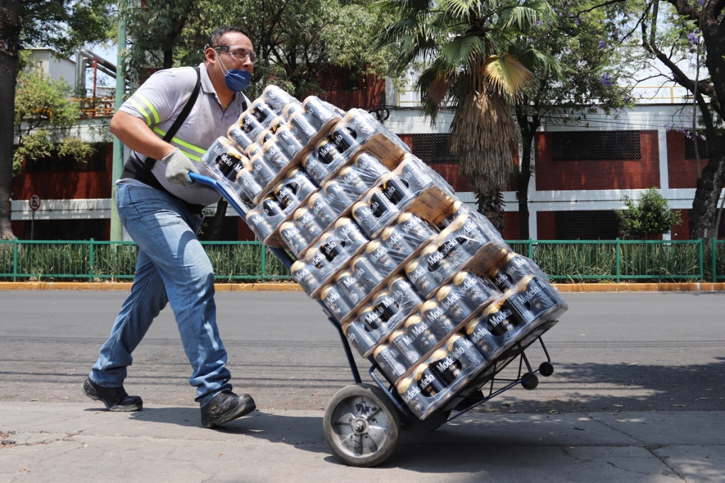 La cerveza Modelo destrona a Bud Light como la más vendida en Estados Unidos