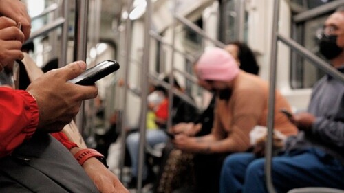 bacterias-dañinas-telefonos-celulares-estudio-heces