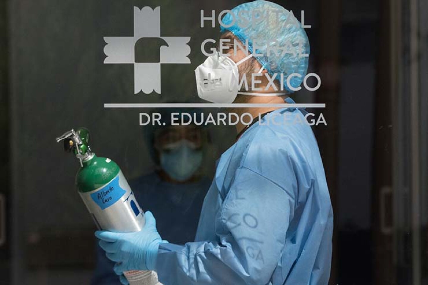 Personal médico con un tanque de oxígeno medicinal en el área de Covid-19 del Hospital General de México Dr. Eduardo Liceaga.
