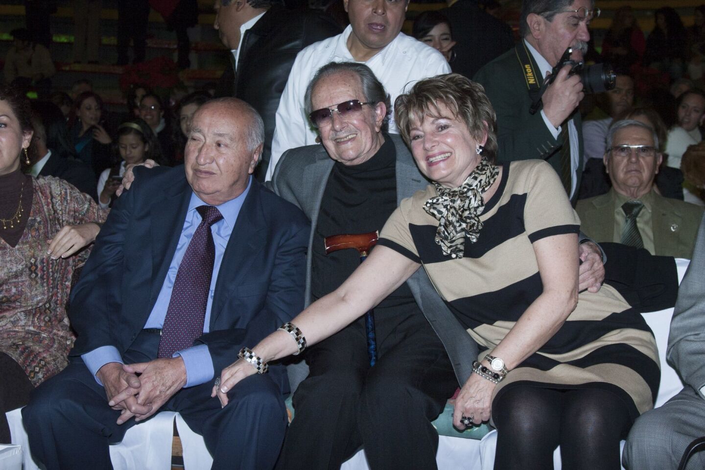 MÉXICO, D.F., 29NOVIEMBRE2012.- El empresario Jesús Arroyo ofreció al compositor, Rubén Fuentes y su esposa un homenaje la noche de ayer en un restaurante ubicado al sur de la ciudad, a dicho homenaje acudieron, Moneñor Onesimo Cepeda, el comediante Sergio Corona y el cantante Francisco Xavier. Marco Antonio Muñiz y el mariachi Vargas de Tecatitlán.
FOTO: FRANCISCO RODRÍGUEZ /CUARTOSCURO.COM