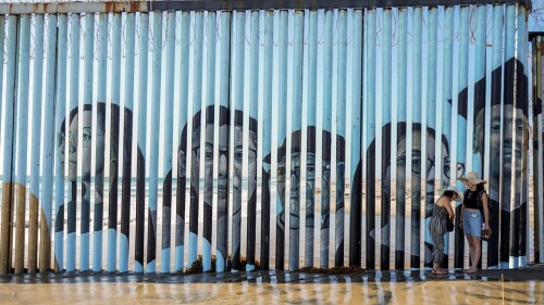 Los rostros de deportados se plasman en el muro entre MÈxico y EE.UU.