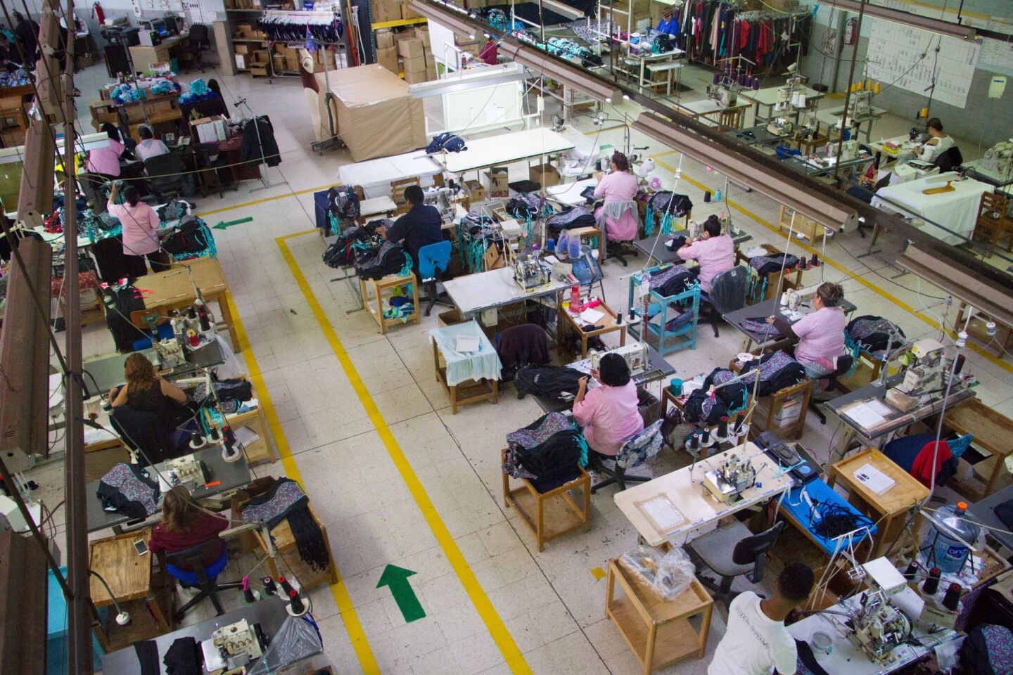 CIUDAD DE MÉXICO, 22JUNIO2018.- Trabajadores de la fábrica de ropa deportiva, en la colonia Pantitlán, delegacion Iztacalco.FOTO: VICTORIA VALTIERRA /CUARTOSCURO.COM