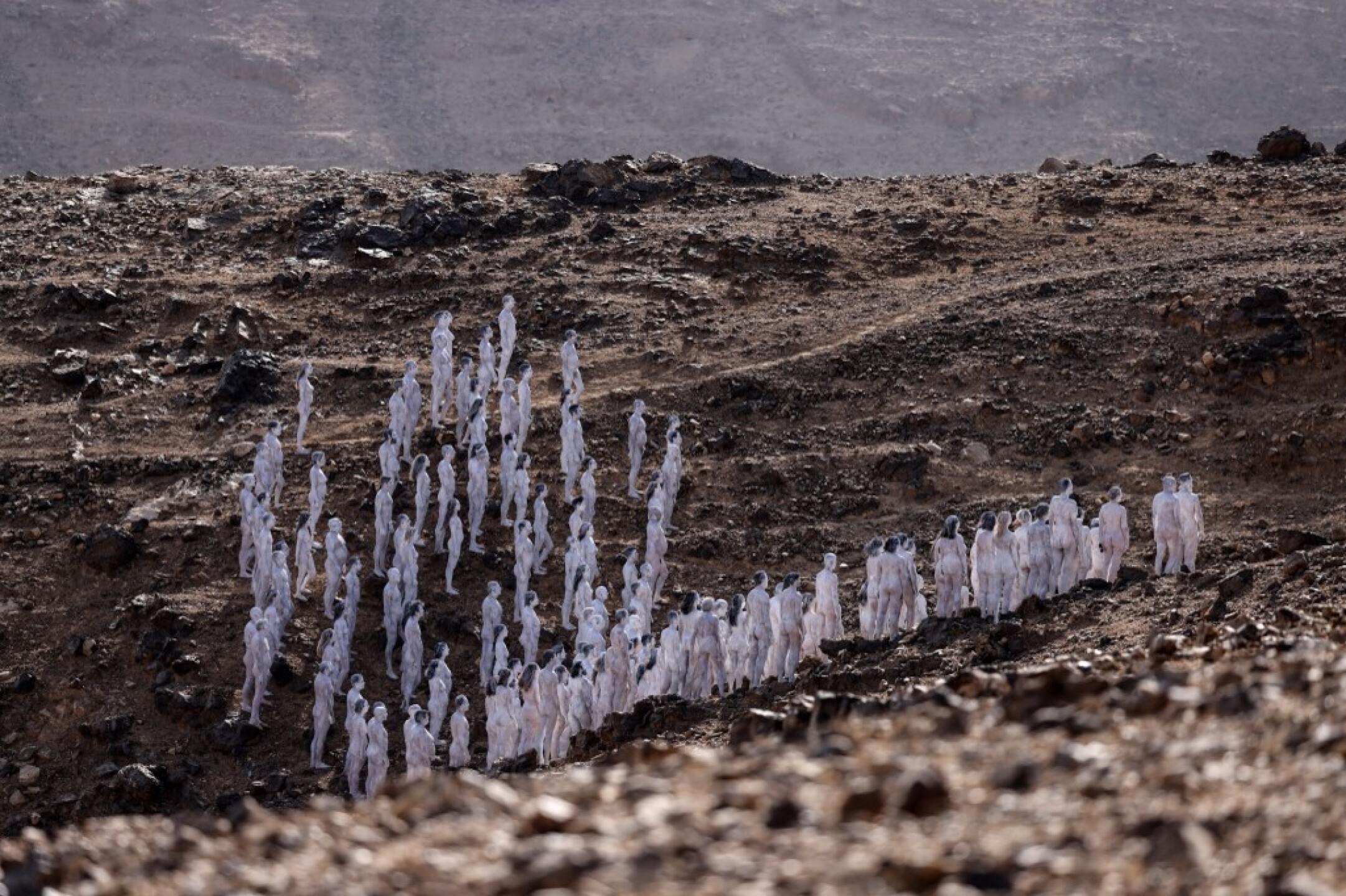 spencer_tunick_fotografia_desnudo_mar_muerto_2