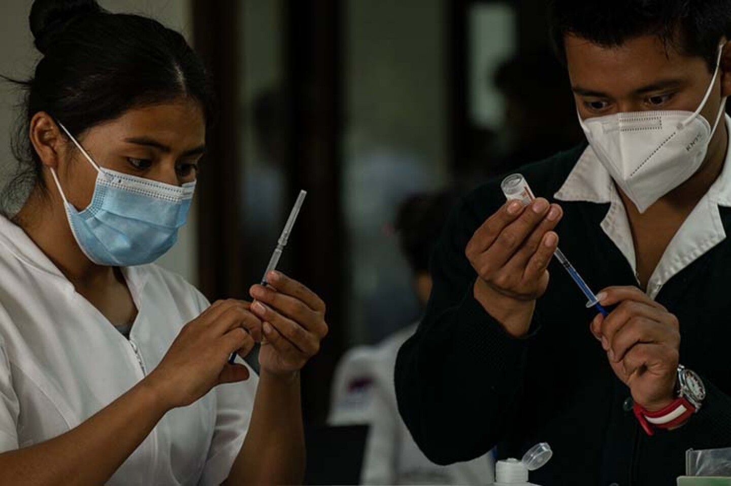 Personal del Instituto Mexicano del Seguro Social aplica la vacuna del laboratorio Cansino contra Covid 19 al personal docente del estado.