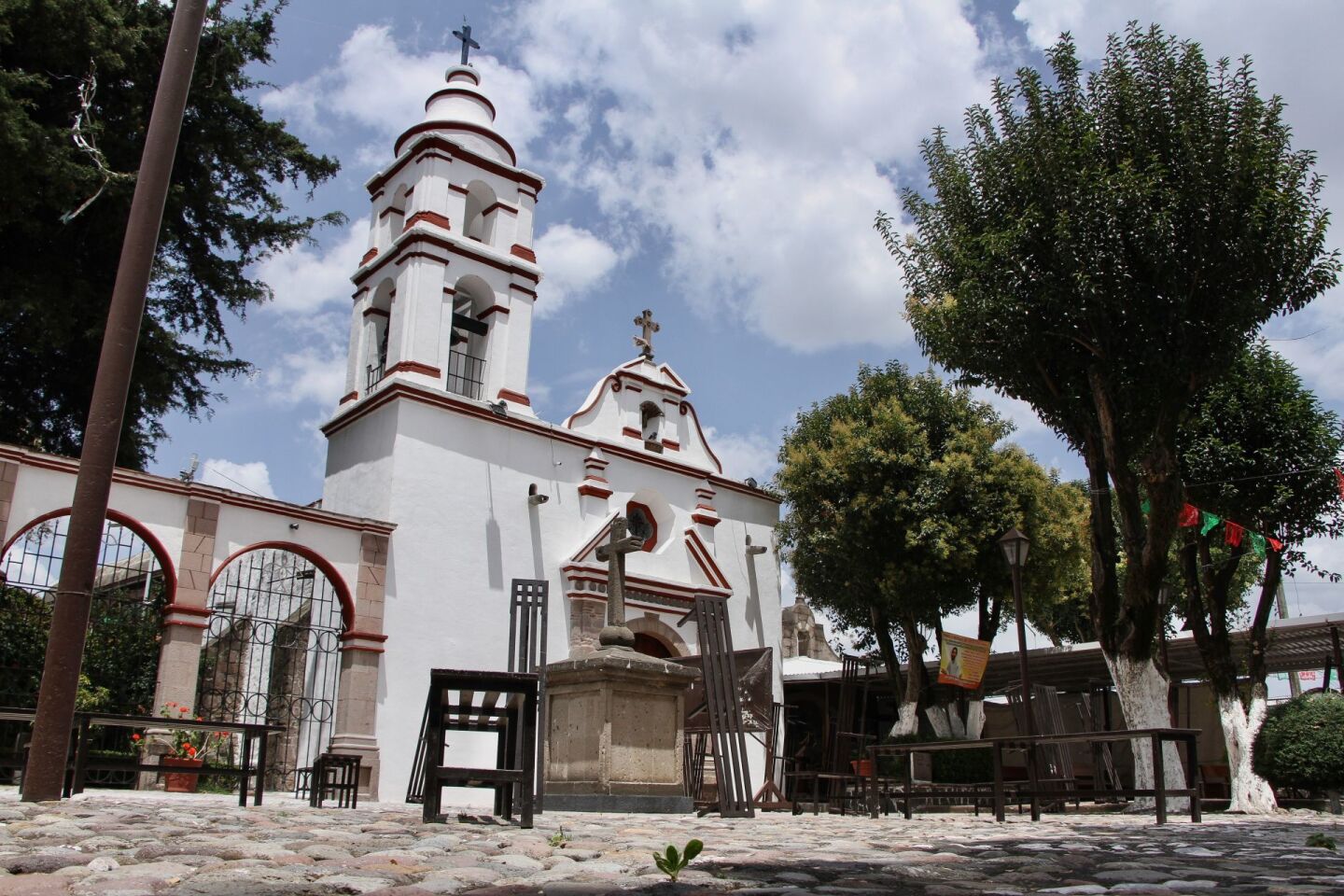 Con restricciones, reabren templos de Toluca