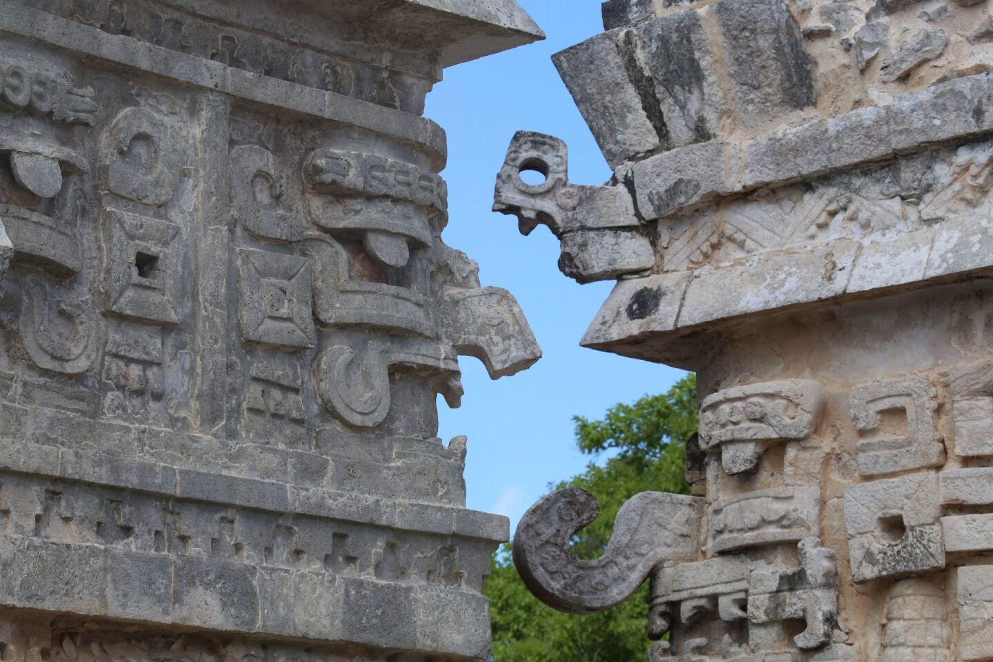 CHICHEN Desde hace 10 años equipos del INAH trabajan en la zona conocida como "La Vieja Chichen Itzá", complejo escultórico aledaño a dicha zona arqueológica y que data del periodo Postclásico. Se espera que sea en 2024 que esta nueva sección pueda ser abi