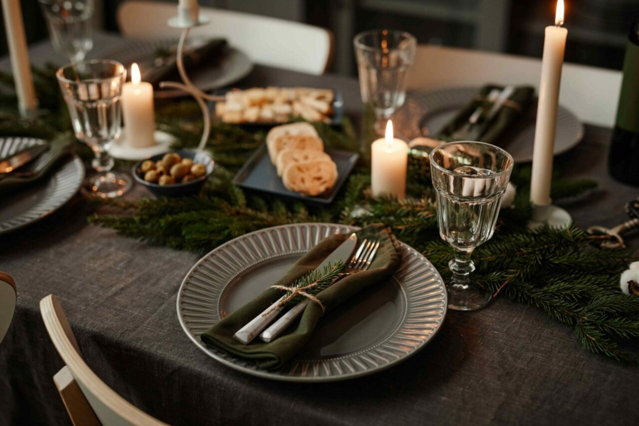 elegant-christmas-dining-table-in-black-2022-01-19-00-02-03-utc-1280x853
