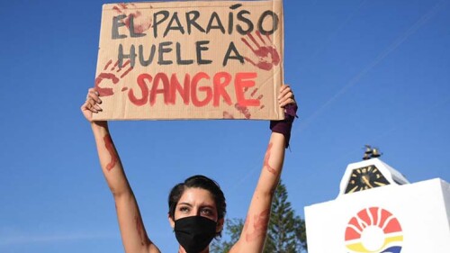 Mujeres exigen justicia por los feminicidios de la Victoria Salazar, cuando era arrestada violentamente por policías; y por el asesinato de Karla, conductora de taxi brutalmente asesinada en Holbox.