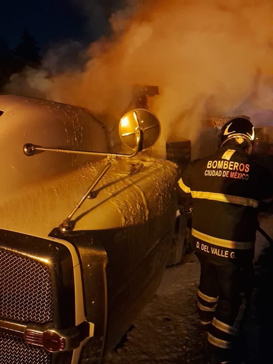 accidente-en-la-mexico-cuernavaca-camion-vuelva-y-se-incendia-1-960x1280