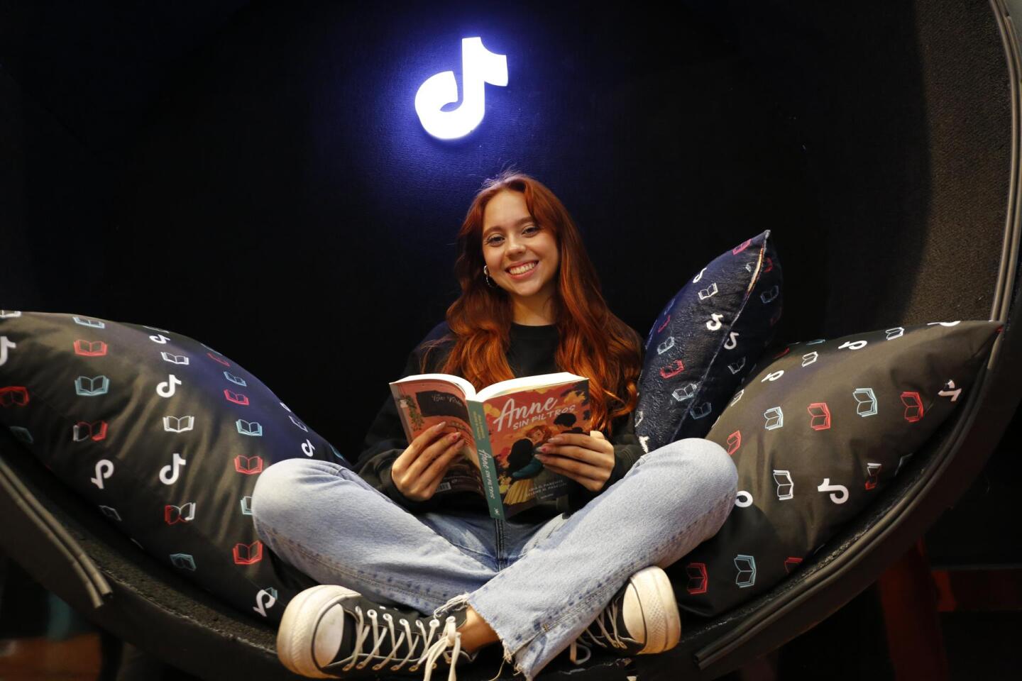 Los 'Booktokers' de TikTok: las nuevas formas de promover la lectura en la FIL de México