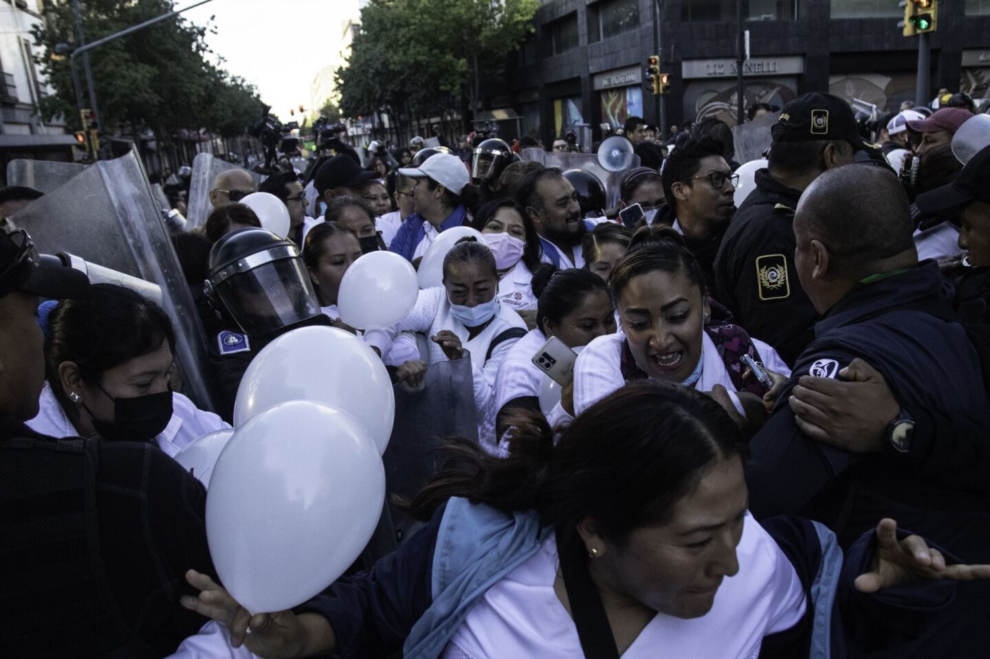 Personal de Salud principalmente de la Ciudad y del estado de Guerrero se manifestaron desde las 6 de la mañana frente a Palacio Nacional para exigir contratos justos, basificación y unificación de sueldos. Durante la protesta hubo un enfrentamiento con la Policía que resguardaba las entradas hacía Palacio, esto no dejo heridos.