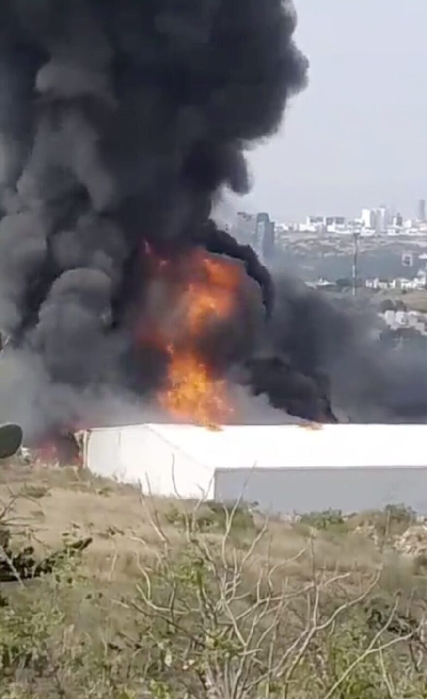 incendio-en-queretaro-hoy-se-quema-bodega-cerca-de-la-feria-1-783x1280