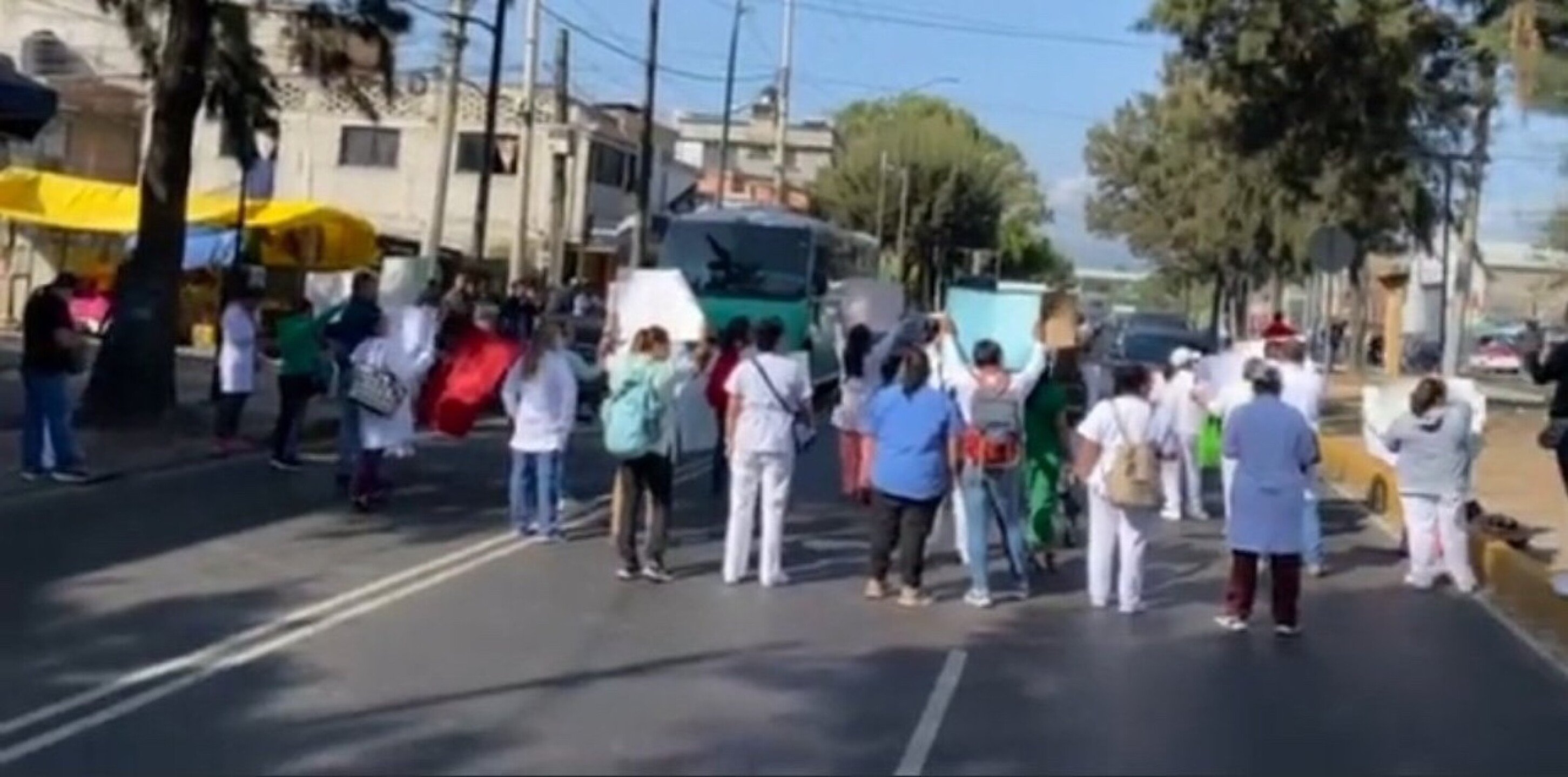 bloqueo-en-periferico-oriente-protesta-personal-medico-en-iztapalapa-1