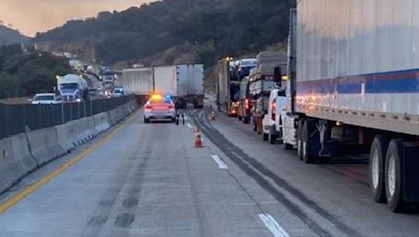accidente-en-arco-norte-trailer-choca-por-la-caseta-de-san-martin