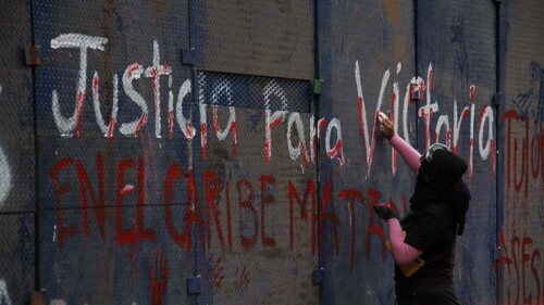 Mujeres se manifestaron por el asesinato de Victoria, mujer Guatemalteca asesinada por violencia policial, frente a la casa de Representación del Gobierno de Quintana Roo ubicado en la Colonia Roma.