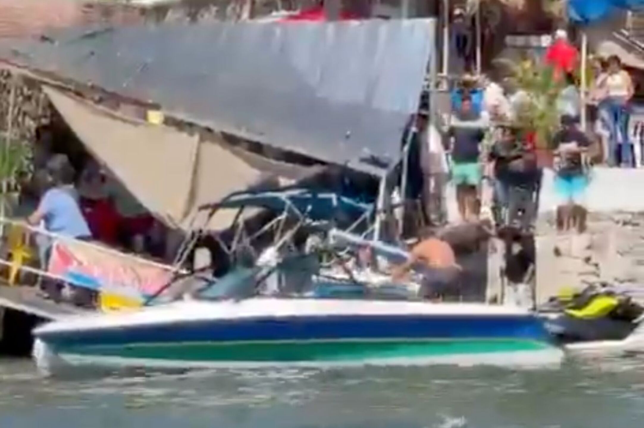 colapsa-muelle-en-restaurante-de-lago-tequesquitengo-durante-espectaculo-30-personas-cayeron-al-agua