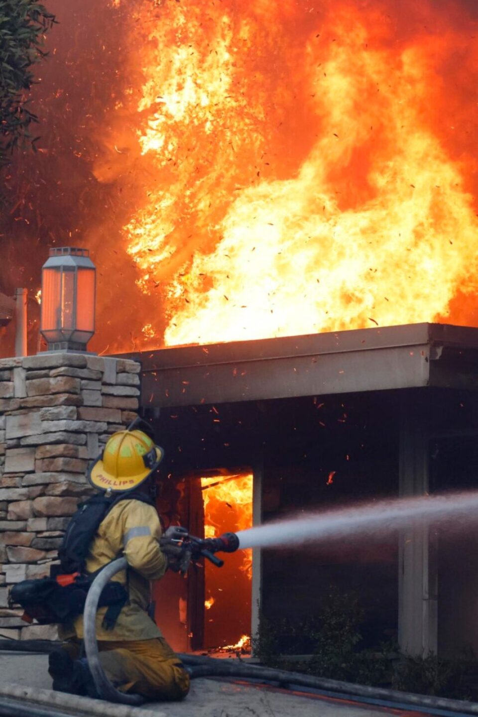 estado-de-emergencia-los-angeles-853x1280
