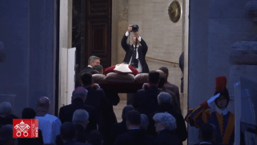 Vatican_News__Despedida_a_BenedictoXVI_Miles_de_personas_pr