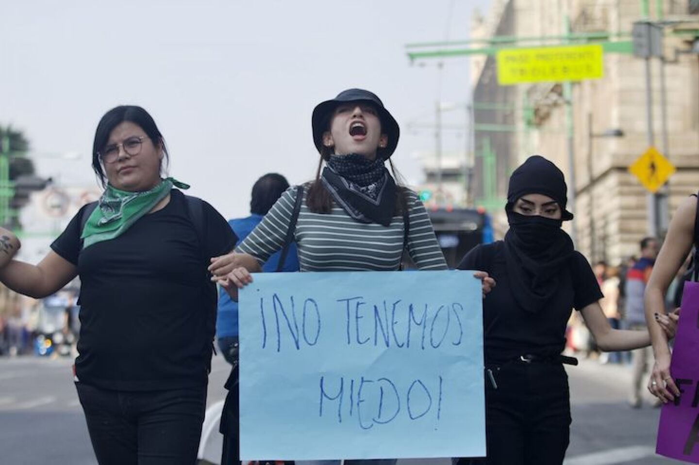 Mujeres de Colectivas feministas cerraron los principales cruces de Avenida Juárez y la Avenida Eje Central ubicadas en el Centro Histórico
