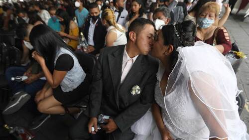 Festejan boda masiva en México en San Valentín pese a presencia de ómicron