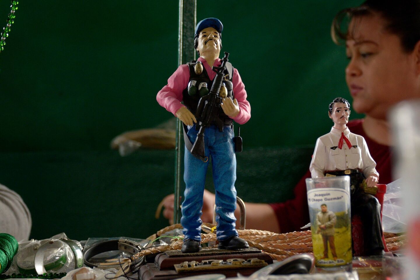 CULIACÁN, SINALOA, 22FEBRERO2019.- Figuras de Joaquín "El Chapo" Guzmán, cachuchas con las imágenes de los grandes capos de la droga, playeras estampadas con la foto de "El Chapo", llaveros y escapularios. Las figuras, hechas de hueso molido con arcilla, tienen un valor de 900 pesos. Algunos de los lugares en donde se ofrecen esos souvenirs son la Capilla de Malverde, la zona de El Mercadito e incluso en algunas de las plazas comerciales. Aunque no es nueva, la venta de estos productos ha repuntado en las últimas semanas, desde que inició el llamado juicio del siglo que se le sigue a Joaquín "El Chapo" Guzmán, en una corte de los Estados Unidos.FOTO: JUAN CARLOS CRUZ /CUARTOSCURO.COM