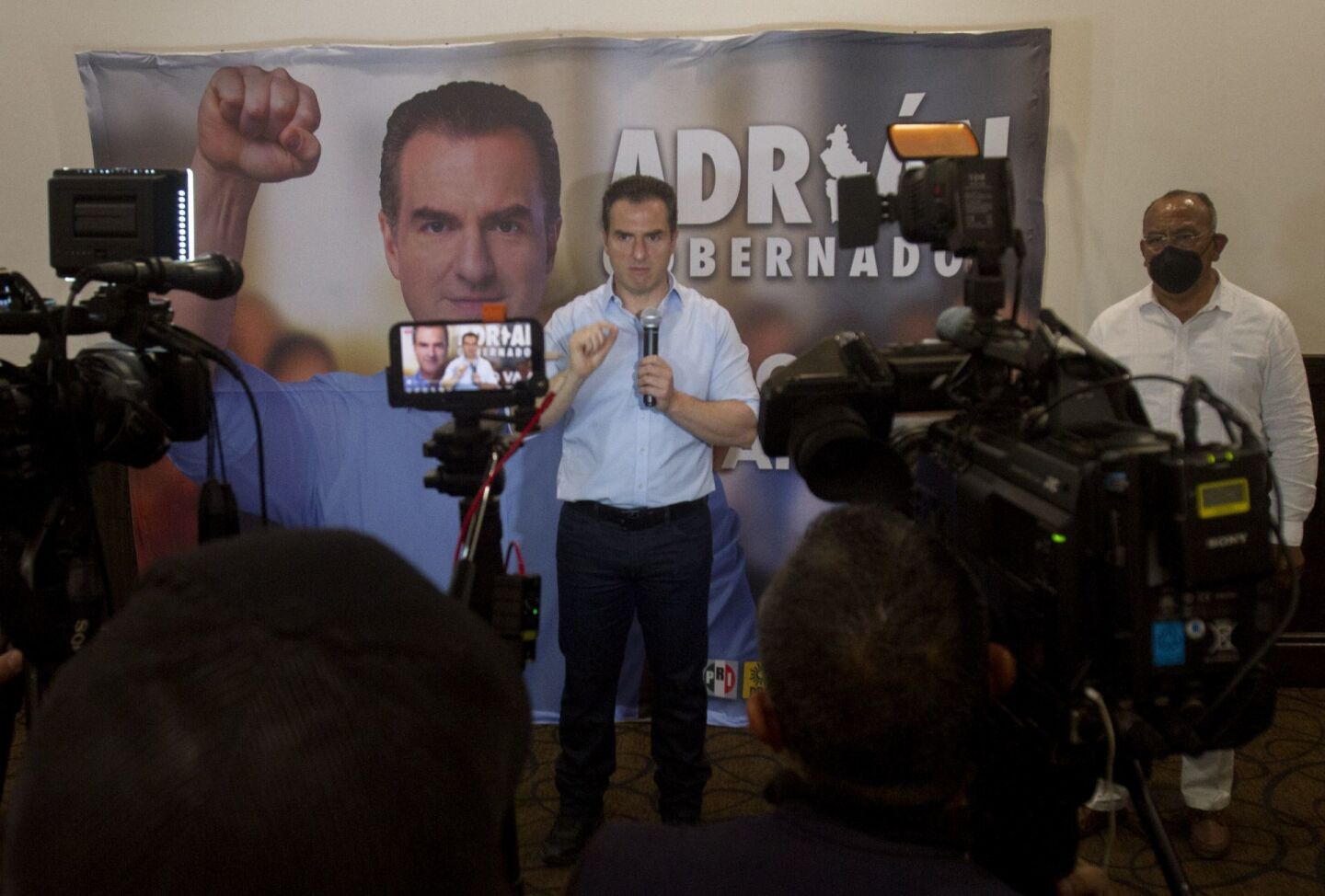 Adrián de la Garza, candidato a la gubernatura de Nuevo León por el PRI, ofreció una rueda de prensa para hablar sobre la investigación por parte de la FGR.