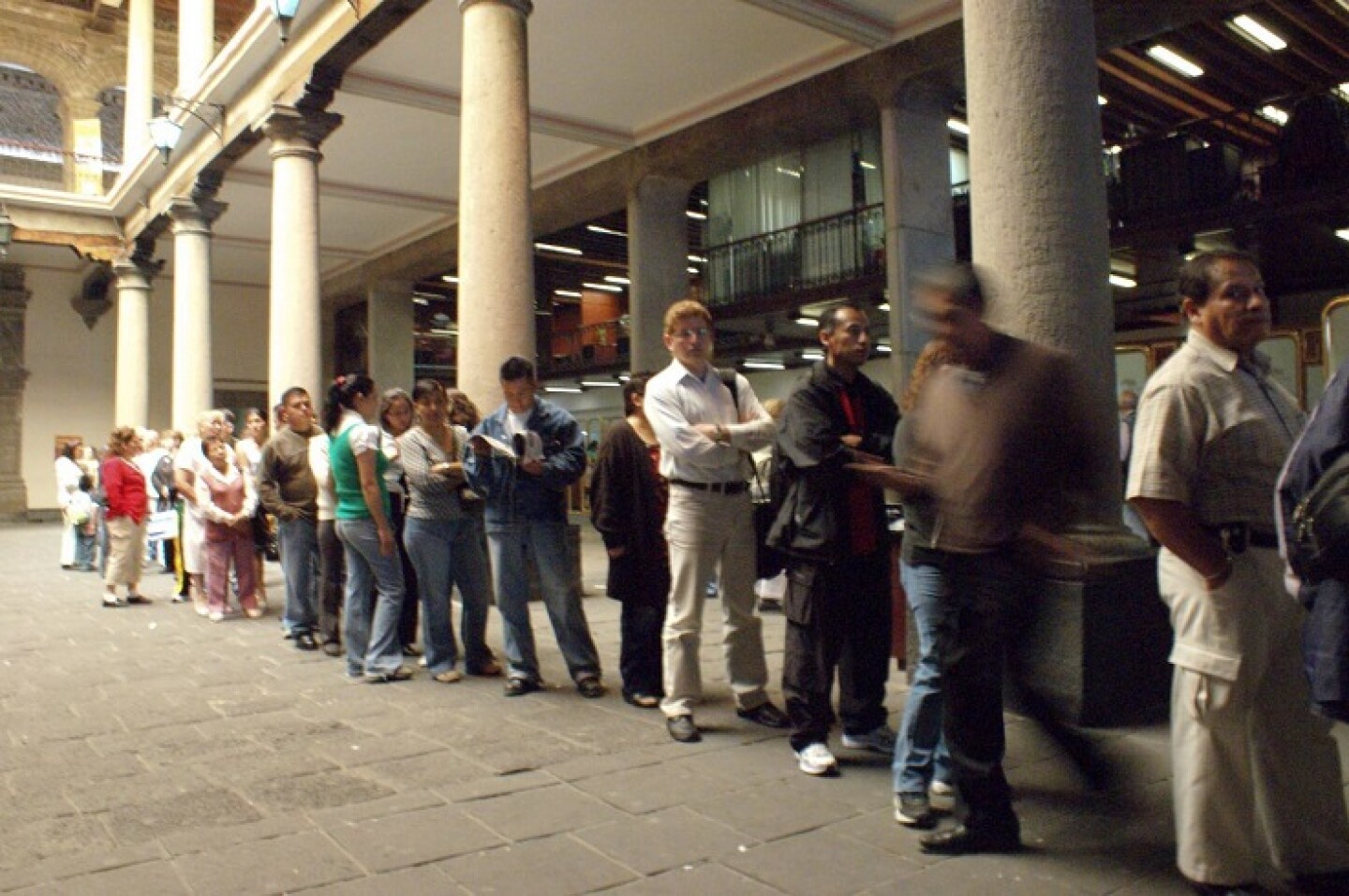 MÉXICO, D.F., 11FEBRERO2009.- Debido a la crisis economica, miles de capitalinos acuden a empeñar pertenencias de valor, al nacional monte de piedad.FOTO: VICTORIA VALTIERRA/CUARTOSCURO.COM