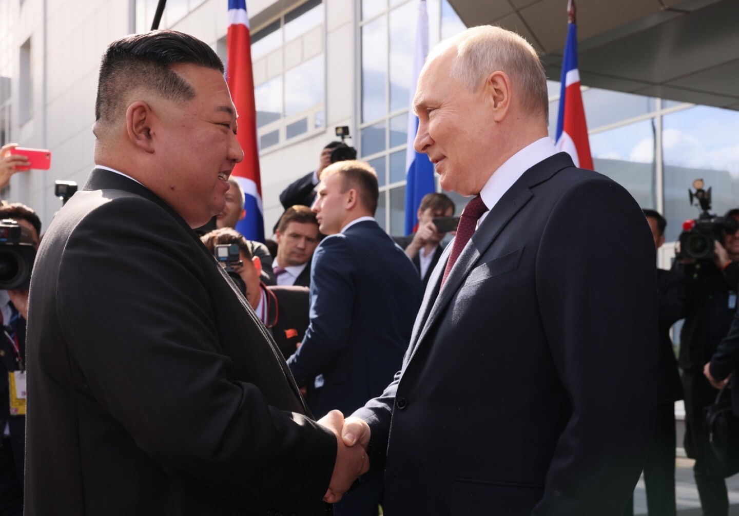 putin-y-kim-jong-un-se-reunen-buscan-cooperacion-militar-y-espacial