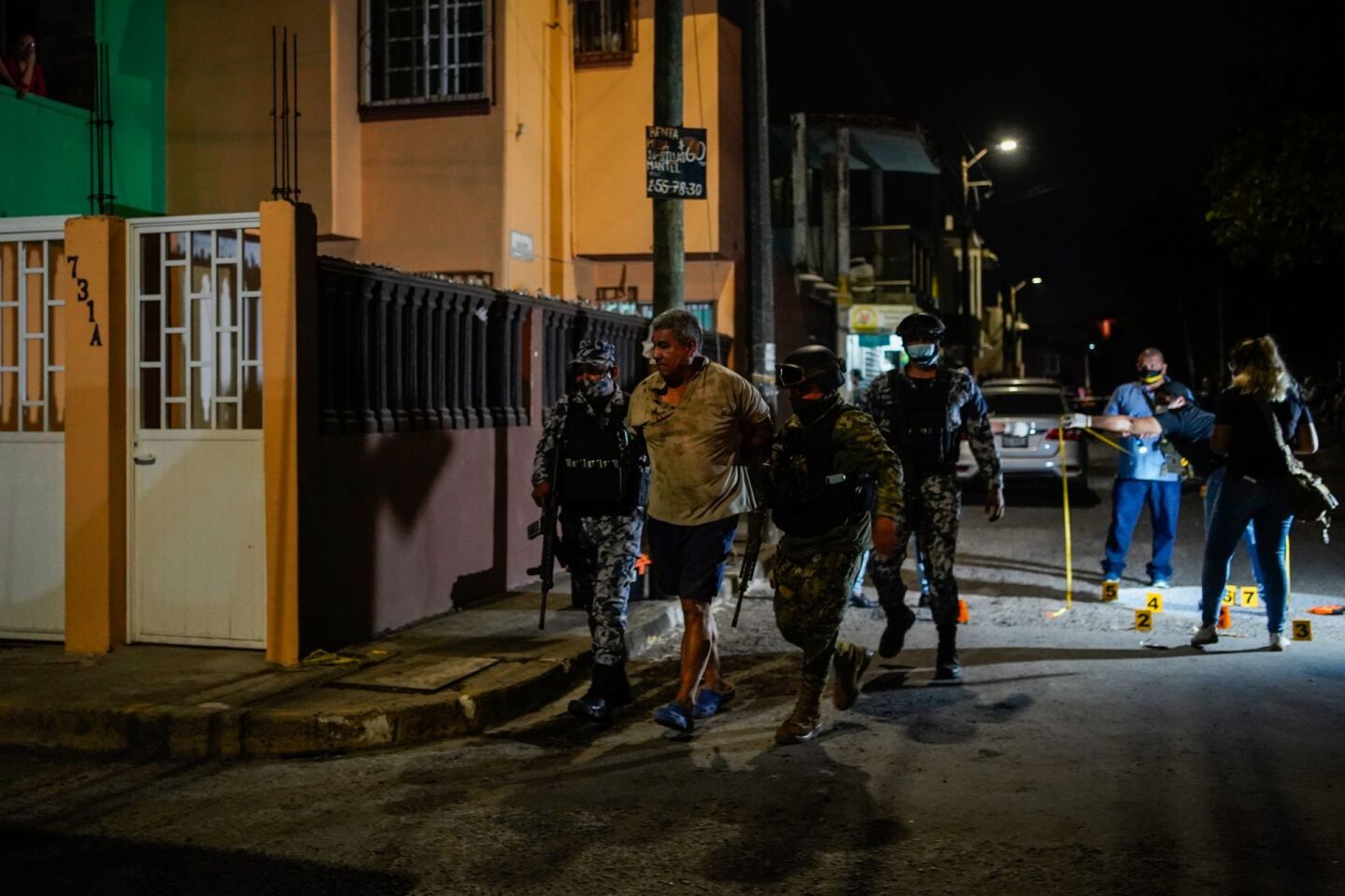 Un elemento del la Policia Naval resultó herido luego de una balacera por denuncia de violencia familiar.