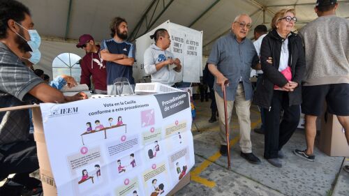 Desde temprana hora habitantes Del Valle de Toluca acudieron a emitir su voto para la elección a Gobernador del Estado de México.