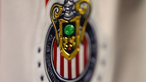 Chivas separa a Antuna y Vega por fiesta en contingencia