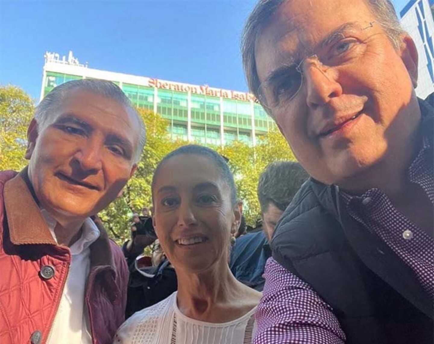 Marcelo Ebrard mostró una selfie con Claudia Sheinbaum y Adán Augusto López durante la marcha por el cuarto aniversario del gobierno de Andrés Manuel López Obrador.