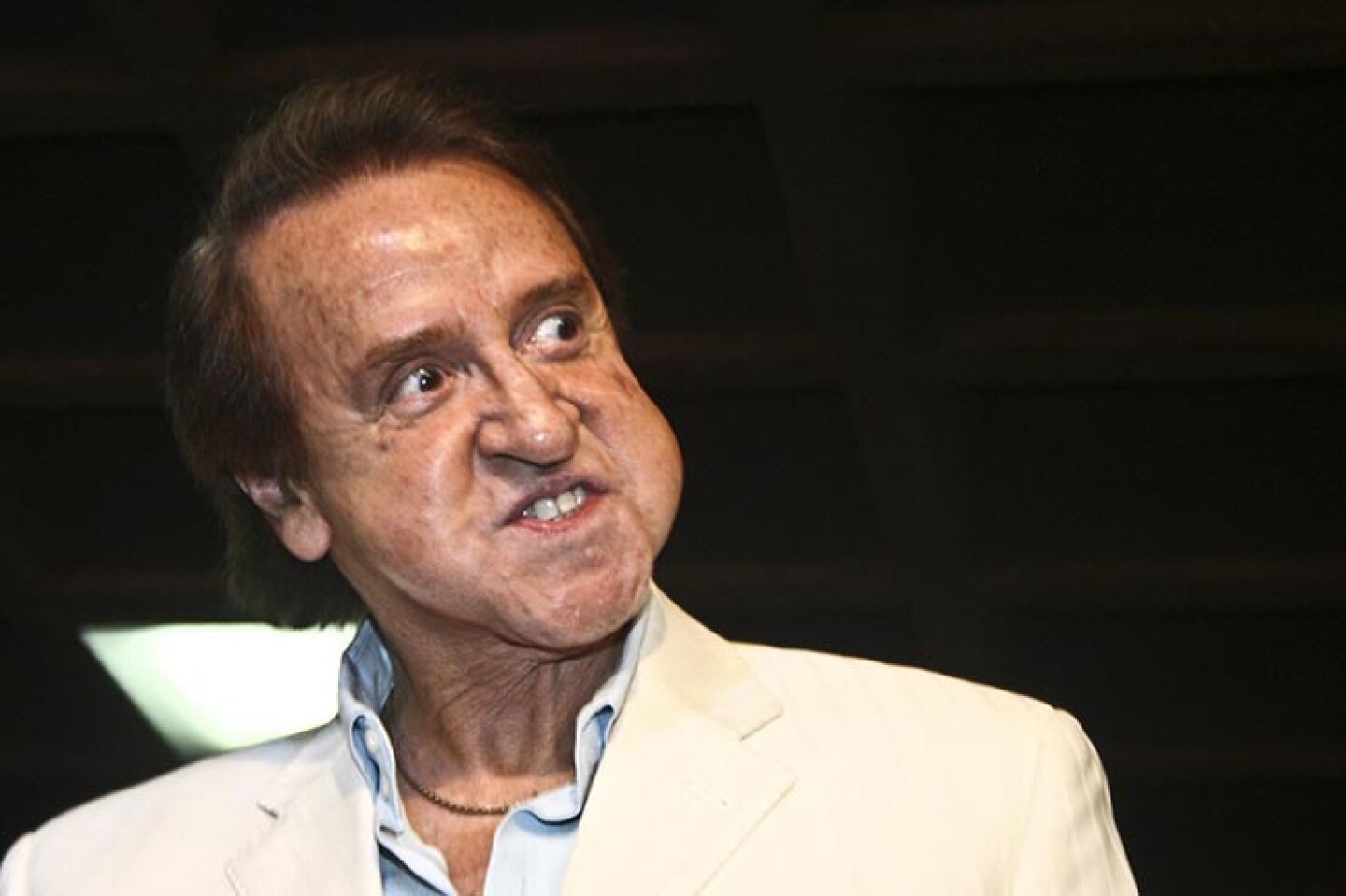 MEXICO, D.,F18 JULIO2008.- Carlos Villagran, mejor conocido por su papael de Kiko en el programa del chavo del 8, plasmo sus huellas esta tarde en plaza galerias.  FOTO: SASHENKA GUTIERREZ/CUARTOSCURO.COM