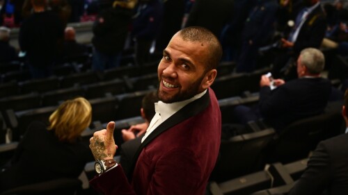 Dani Alves regresa al Barcelona, pero no podrá debutar hasta enero