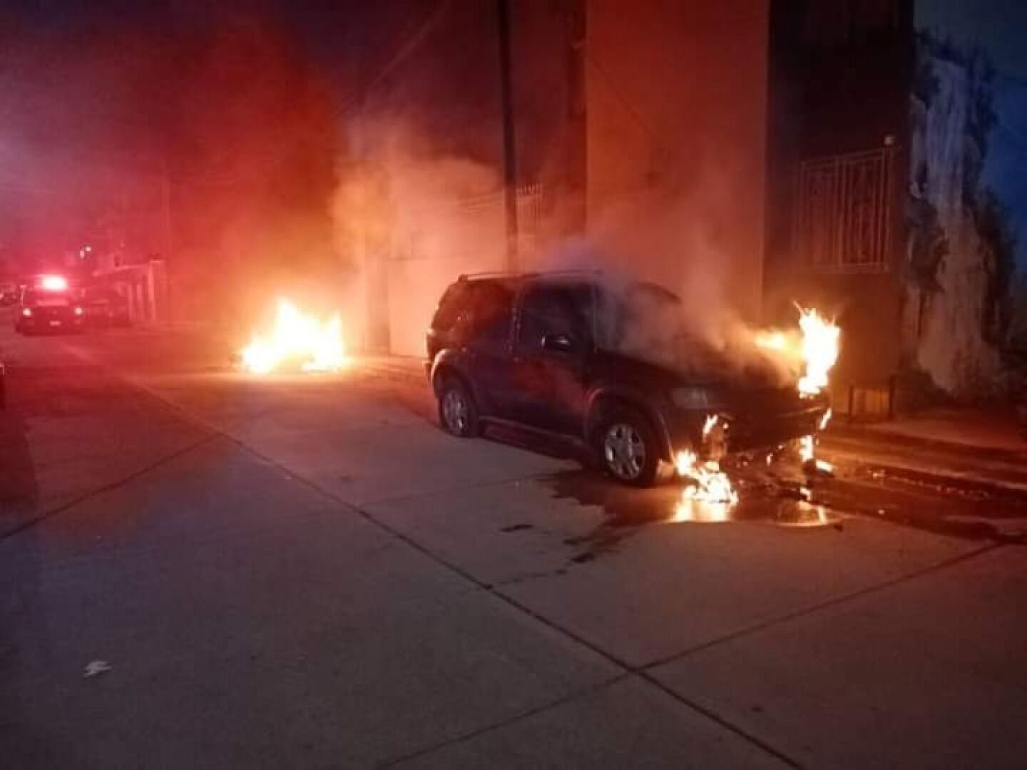 En colonias del Oriente se registraron nuevamente enfrentamientos de grupos delictivos en donde han resultado varios vehículos incendiados.