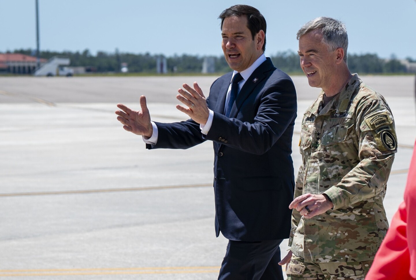 Secretario de Estado de Estados Unidos Marco Rubio bajando de un avión2.jpg
