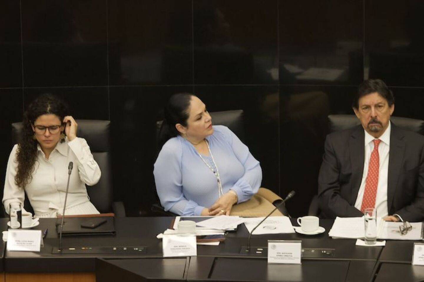Napoleón Gómez Urrutia, senador presidente de la Comisión de trabajo y Previsión Social y Mónica Fernández Balboa, presidenta de la Cámara de Senadores, durante el parlamento abierto en materia de subcontratación llevando a cabo en la Cámara de Senadores