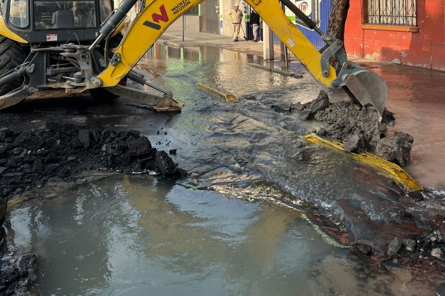 megafuga-de-agua-colapsa-calles-en-alcaldia-venustiano-carranza-y-deja-a-familias-sin-suministro-video