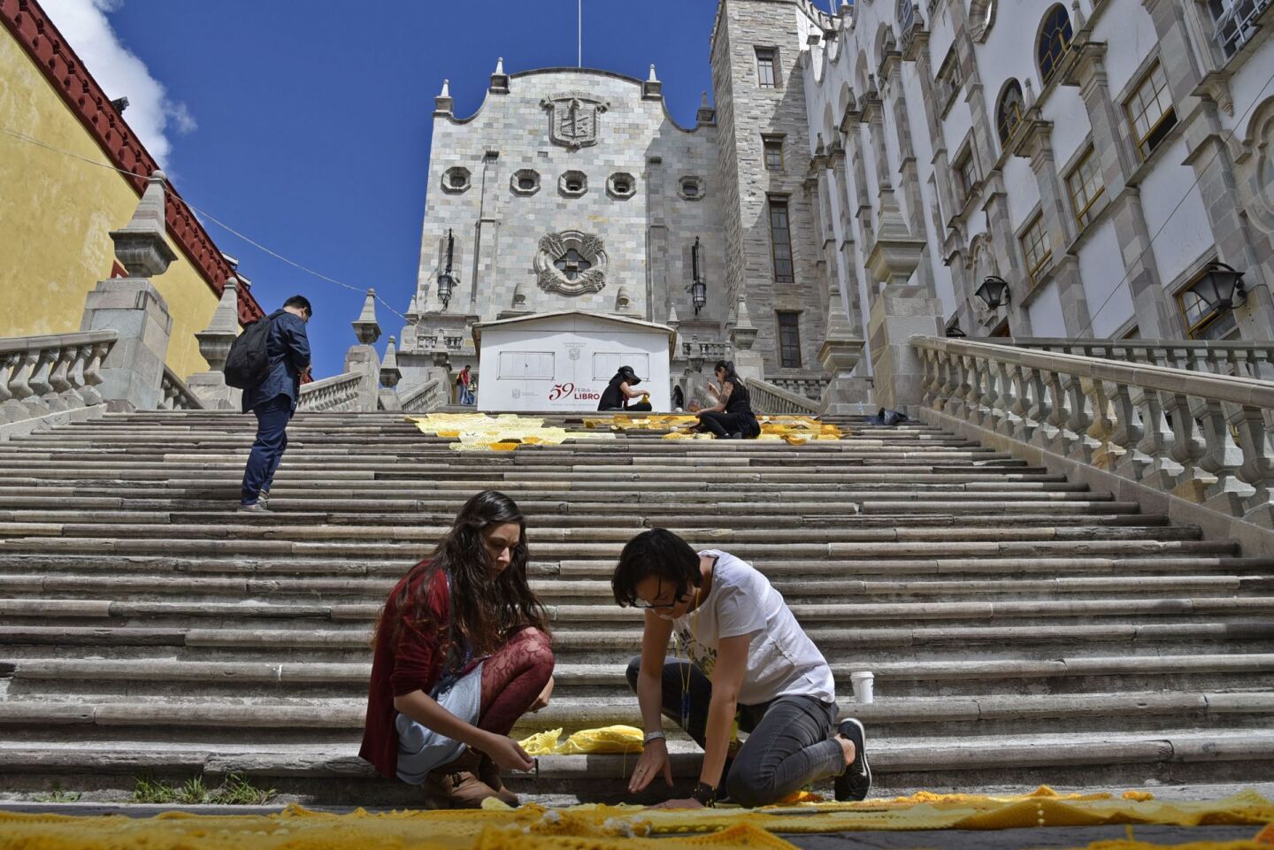 GUANAJUATO, GUANAJUATO, 13OCTUBRE2017.- Personas voluntarias cubren la escalinata de la Universidad de Guanajuato con una gran variedad de tejidos, ésto como parte de las actividades de la edición número 45 del Festival Internacional Cervantino.FOTO: MARIO JASSO /CUARTOSCURO.COM