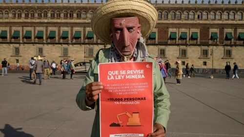 Una persona indígena protesta contra la Ley Minera