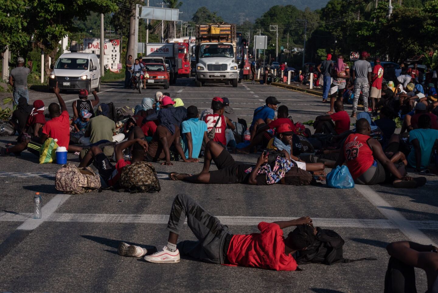 Migrantes, en su mayoría haitianos, bloquean ambos lados de la carretera Tapachula-Arriaga, durante el avance de la caravana, a modo de presión a las autoridades.