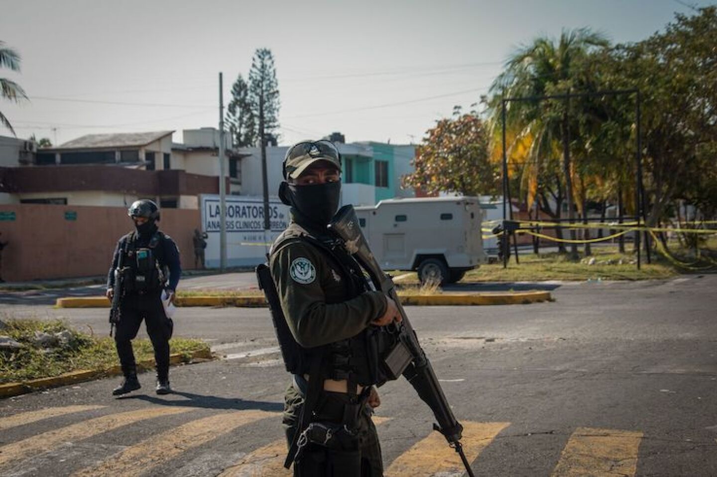 El escuadrón antibombas de la Secretaría de la Marina realizó el retiro de una supuesta bomba que se encontraba en un camellón frente a una iglesia católica.