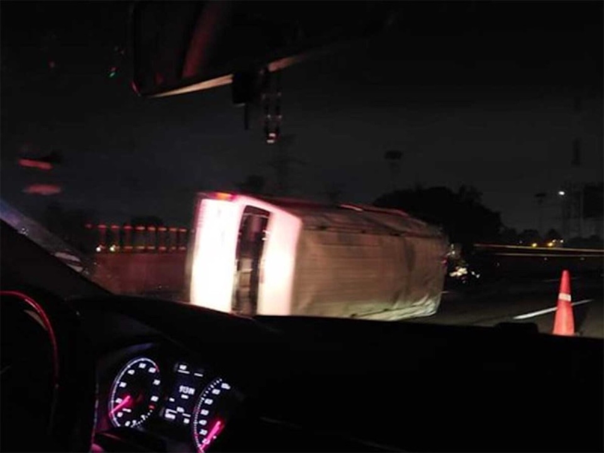 accidente-mexico-pachuca-volcadura-de-combi-deja-8-heridos-1