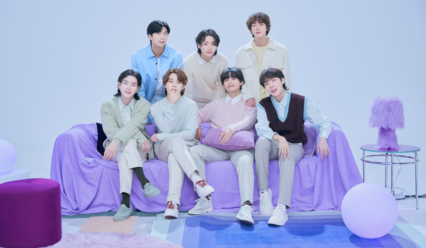 bts de regreso con album.jpg