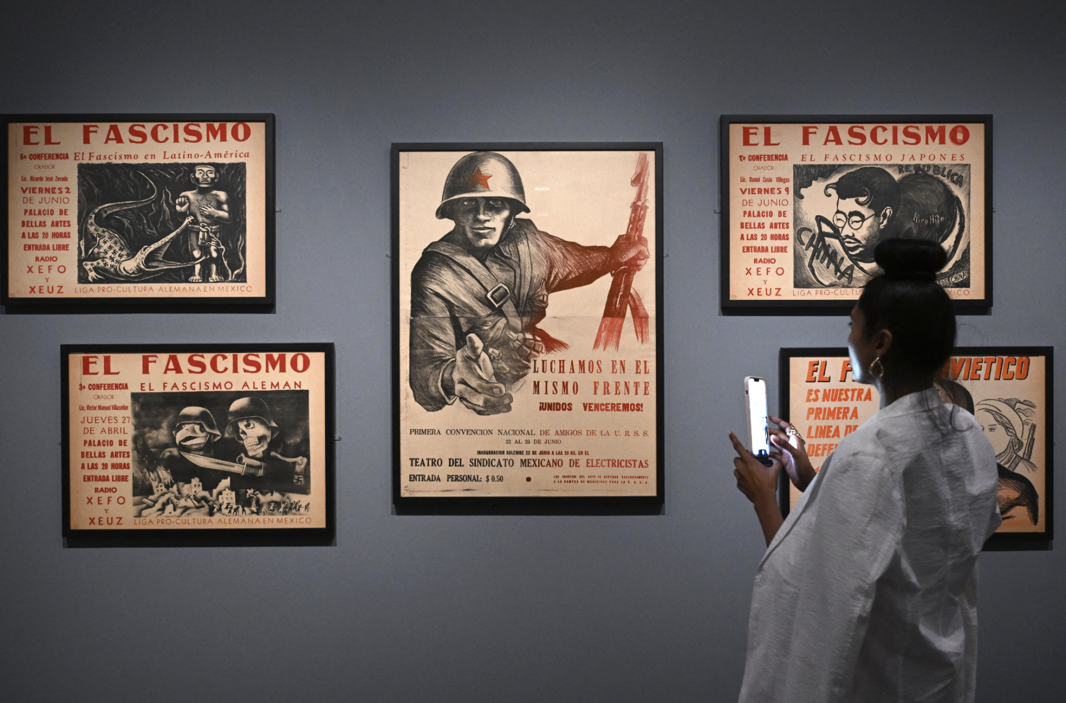 Visitante del Met de Nueva York aprecia una serie de grabados