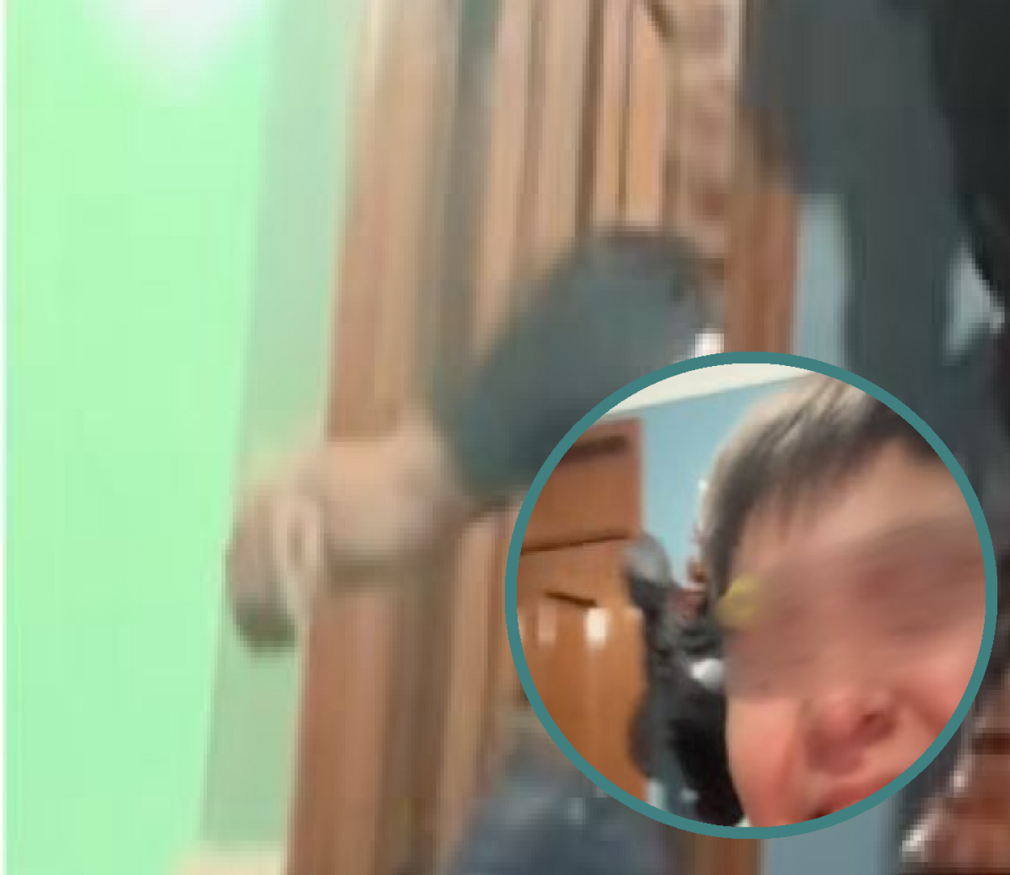 Madre rompe puerta-overlay.jpg