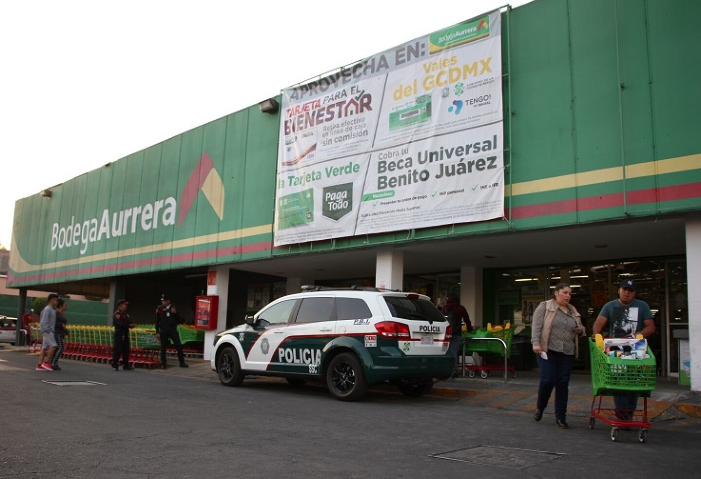 CIUDAD DE MÉXICO DE MÉXICO, 26MARZO2020.- Tras los recientes saqueos en supermercados del Estado de México, tiendas de conveniencia, de la ciudad protegen sus sucursales con elementos de la policía capitalina.FOTO: ROGELIO MORALES /CUARTOSCURO.COM